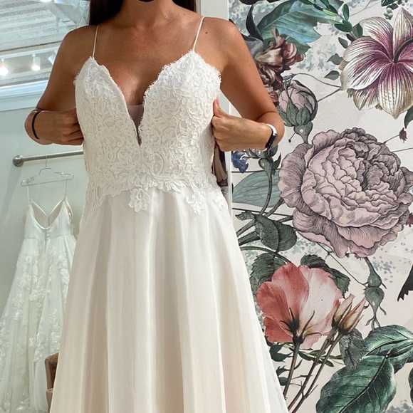 Paloma Blanca Ivory wedding gown - Picture 9 of 10